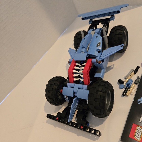 LEGO TECHNIC: Monster Jam‎ Megalodon (42134) Complete W Booklet - Picture 3 of 7
